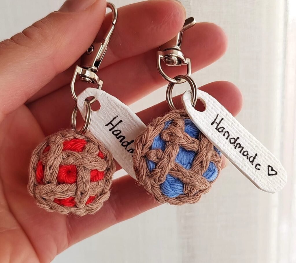 Crochet blueberry- and bilberrypie -keychains